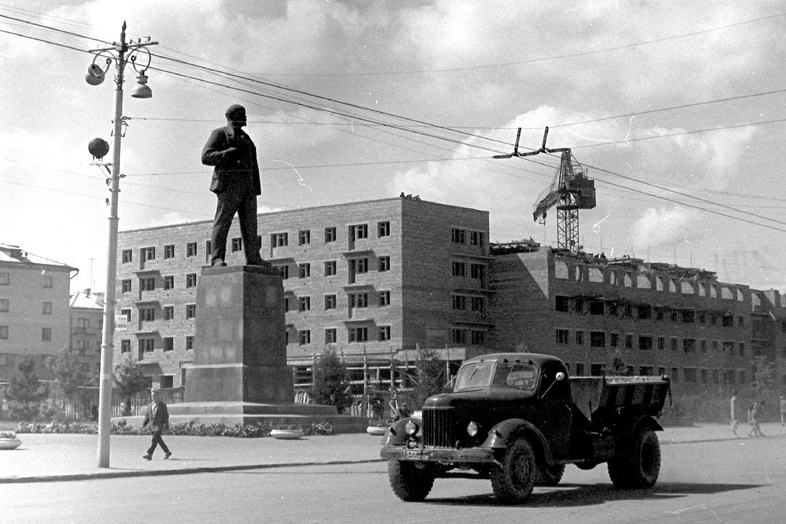 Как раньше называлась улица Горького? Что было на месте ВлГУ? Как сюда попал Олег Янковский? Об истории центральной магистрали Владимира мы поговорили с краеведом-любителем Александром Прониным