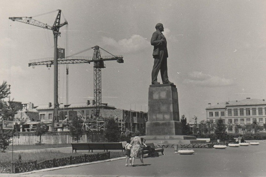 Как раньше называлась улица Горького? Что было на месте ВлГУ? Как сюда попал Олег Янковский? Об истории центральной магистрали Владимира мы поговорили с краеведом-любителем Александром Прониным