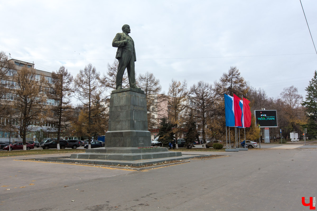 Как раньше называлась улица Горького? Что было на месте ВлГУ? Как сюда попал Олег Янковский? Об истории центральной магистрали Владимира мы поговорили с краеведом-любителем Александром Прониным