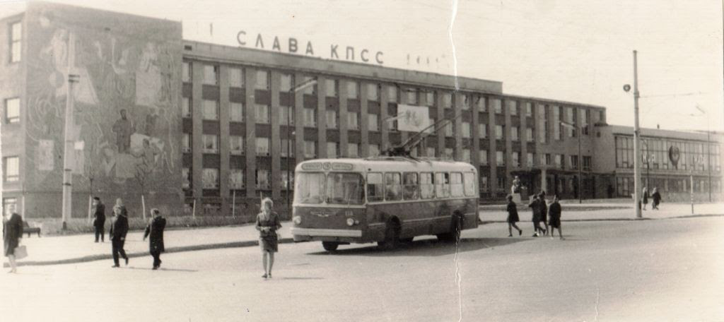 Как раньше называлась улица Горького? Что было на месте ВлГУ? Как сюда попал Олег Янковский? Об истории центральной магистрали Владимира мы поговорили с краеведом-любителем Александром Прониным