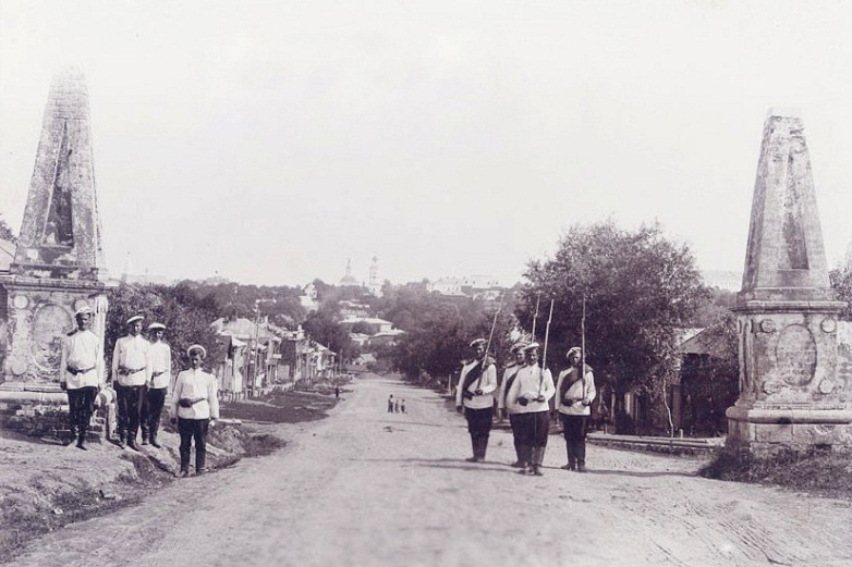 Как раньше называлась улица Горького? Что было на месте ВлГУ? Как сюда попал Олег Янковский? Об истории центральной магистрали Владимира мы поговорили с краеведом-любителем Александром Прониным