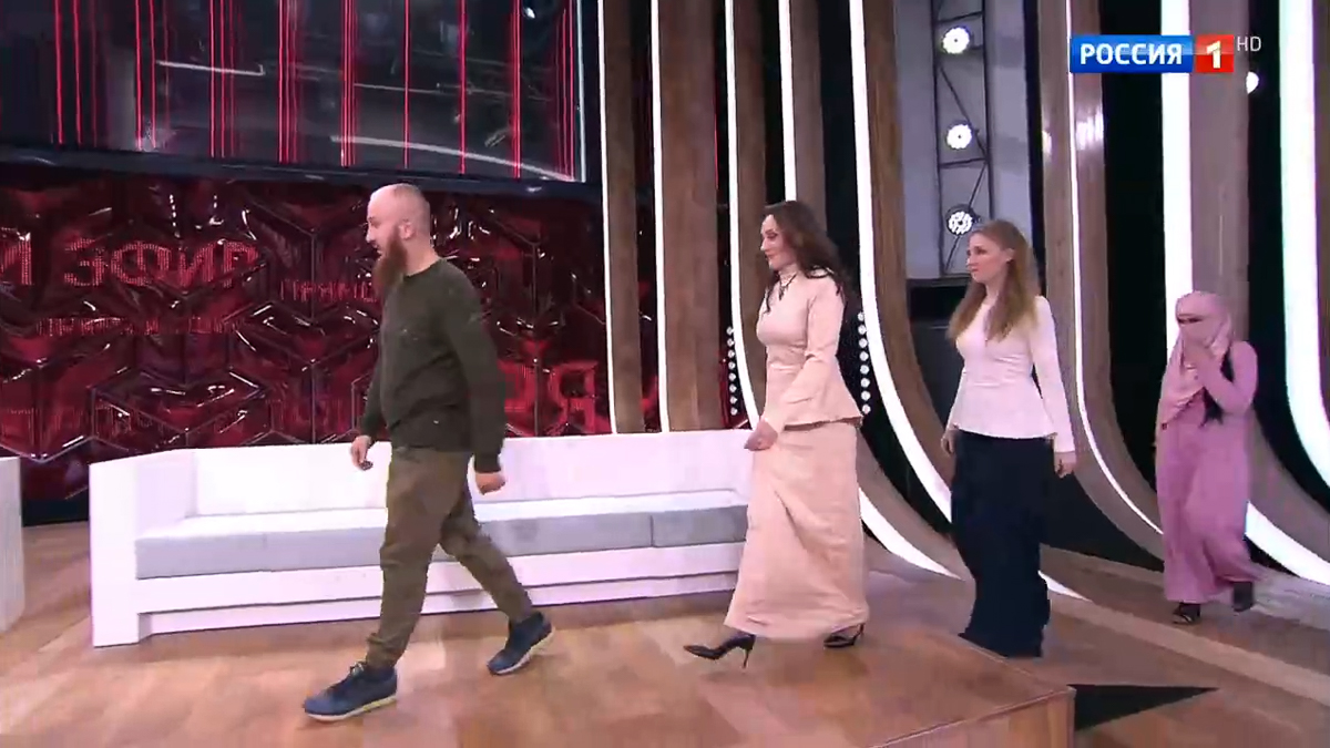 7 ноября вся страна увидела программу Андрея Малахова “Прямой эфир”, главным героем которой стал 34-летний многоженец из Александрова Иван Сухов. В студию наш земляк, у которого 13 детей, явился с тремя своими любимыми женами