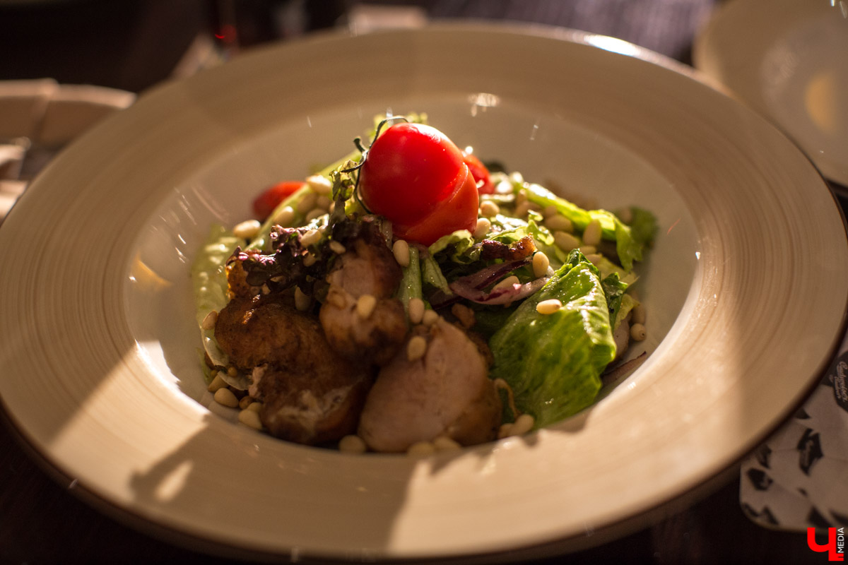 Блогеры устроили инста-ужин в ресторане “Чески Крумлов” и оценили национальные блюда Чехии: смажек, “Свичкова” на сливках, “Брамборачка”, свиные ребрышки и “Вепрево колено”