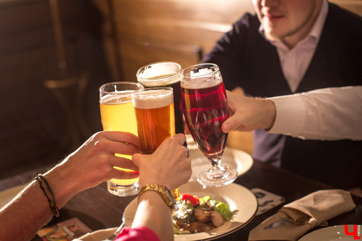 Блогеры устроили инста-ужин в ресторане “Чески Крумлов” и оценили национальные блюда Чехии: смажек, “Свичкова” на сливках, “Брамборачка”, свиные ребрышки и “Вепрево колено”