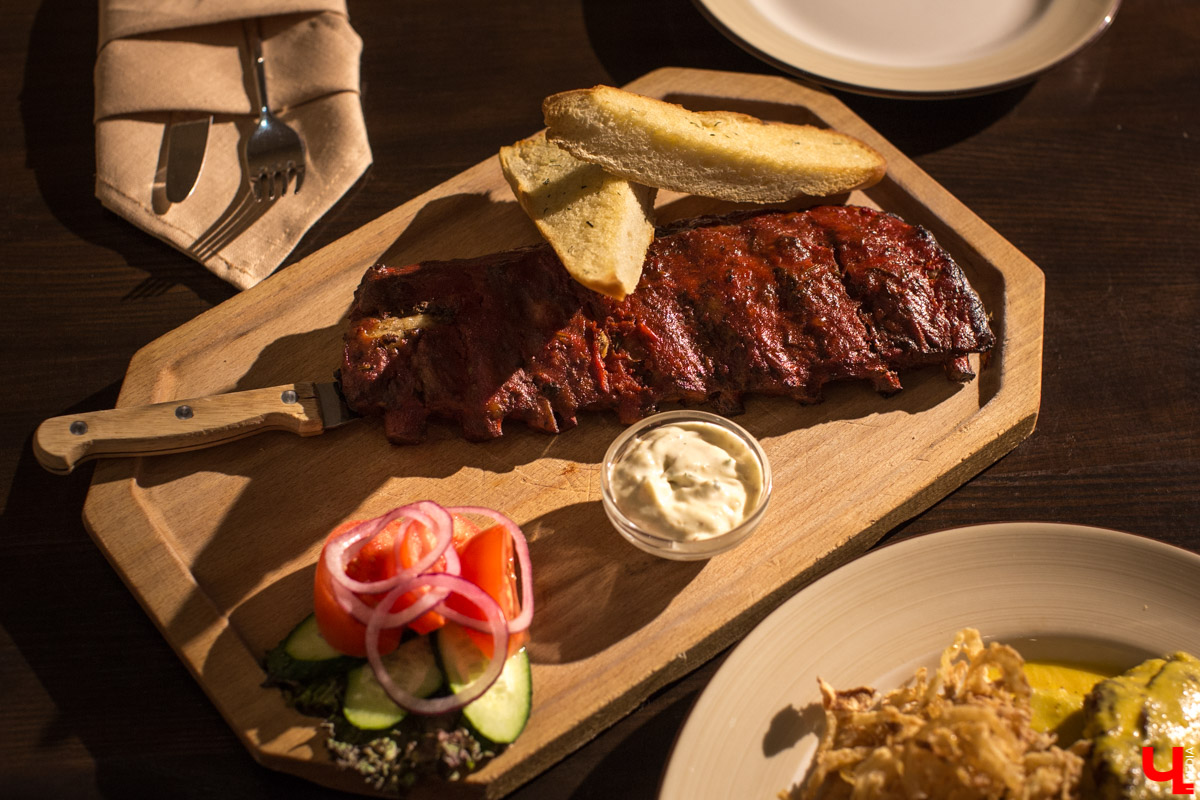 Блогеры устроили инста-ужин в ресторане “Чески Крумлов” и оценили национальные блюда Чехии: смажек, “Свичкова” на сливках, “Брамборачка”, свиные ребрышки и “Вепрево колено”