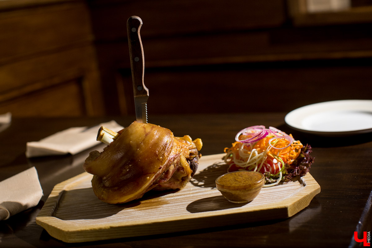 Блогеры устроили инста-ужин в ресторане “Чески Крумлов” и оценили национальные блюда Чехии: смажек, “Свичкова” на сливках, “Брамборачка”, свиные ребрышки и “Вепрево колено”