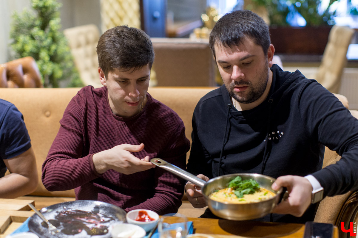 Пообщались с командой Salmon Family. Посмотрели на их тренировку и совместный завтрак в сети заведений Дениса Найденова, идейного вдохновителя владимирских заведений “Лосось и кофе” и “Поющий лосось”