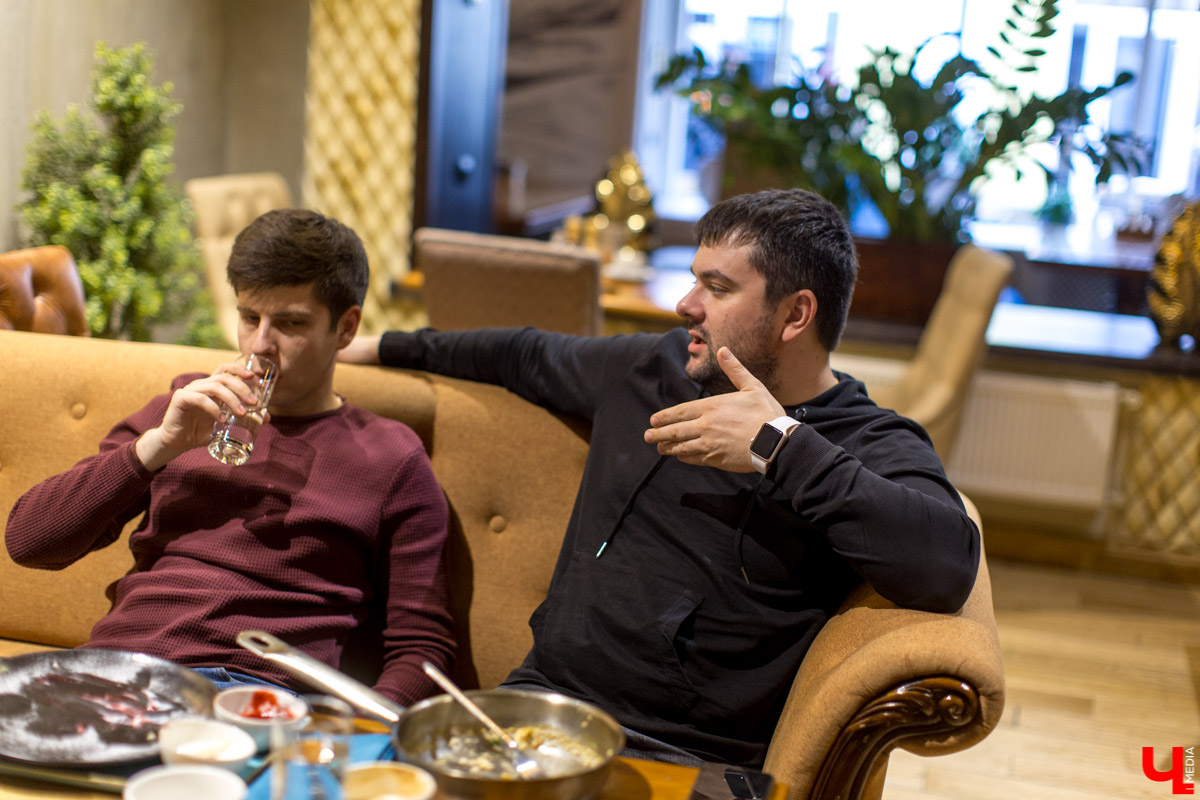 Пообщались с командой Salmon Family. Посмотрели на их тренировку и совместный завтрак в сети заведений Дениса Найденова, идейного вдохновителя владимирских заведений “Лосось и кофе” и “Поющий лосось”