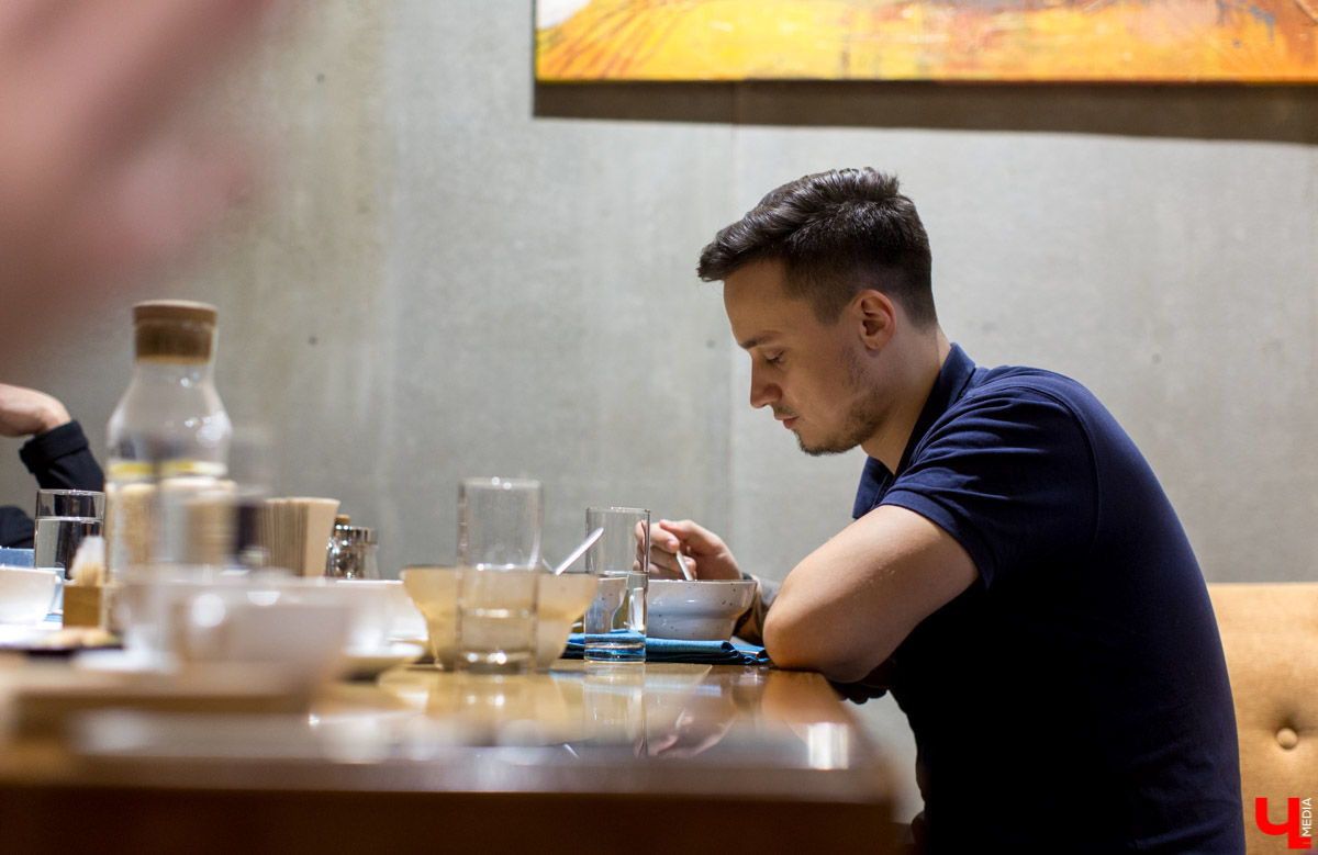 Пообщались с командой Salmon Family. Посмотрели на их тренировку и совместный завтрак в сети заведений Дениса Найденова, идейного вдохновителя владимирских заведений “Лосось и кофе” и “Поющий лосось”