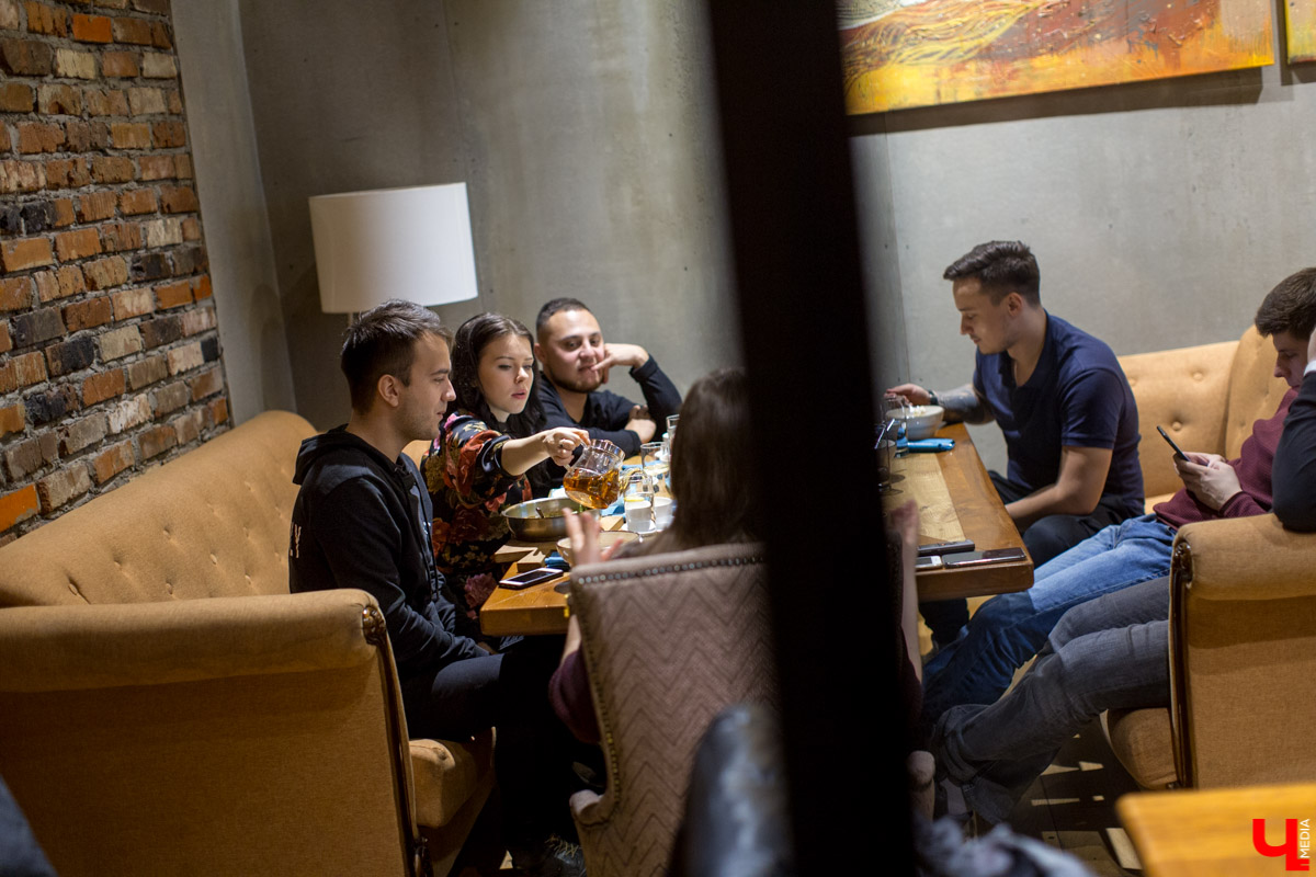 Пообщались с командой Salmon Family. Посмотрели на их тренировку и совместный завтрак в сети заведений Дениса Найденова, идейного вдохновителя владимирских заведений “Лосось и кофе” и “Поющий лосось”