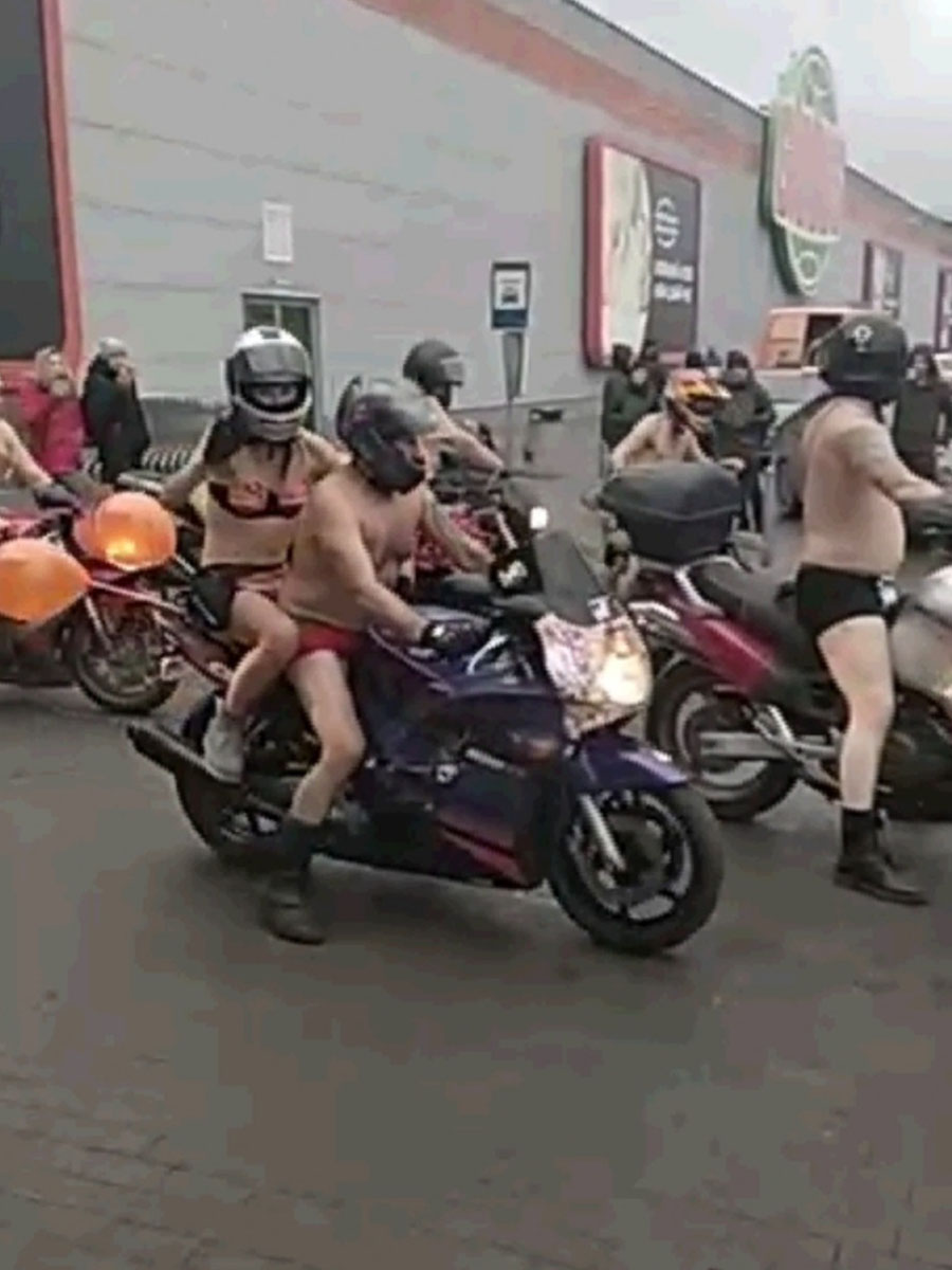 Владимирские байкеры устроили “голый заезд” на мотоциклах по улицам города