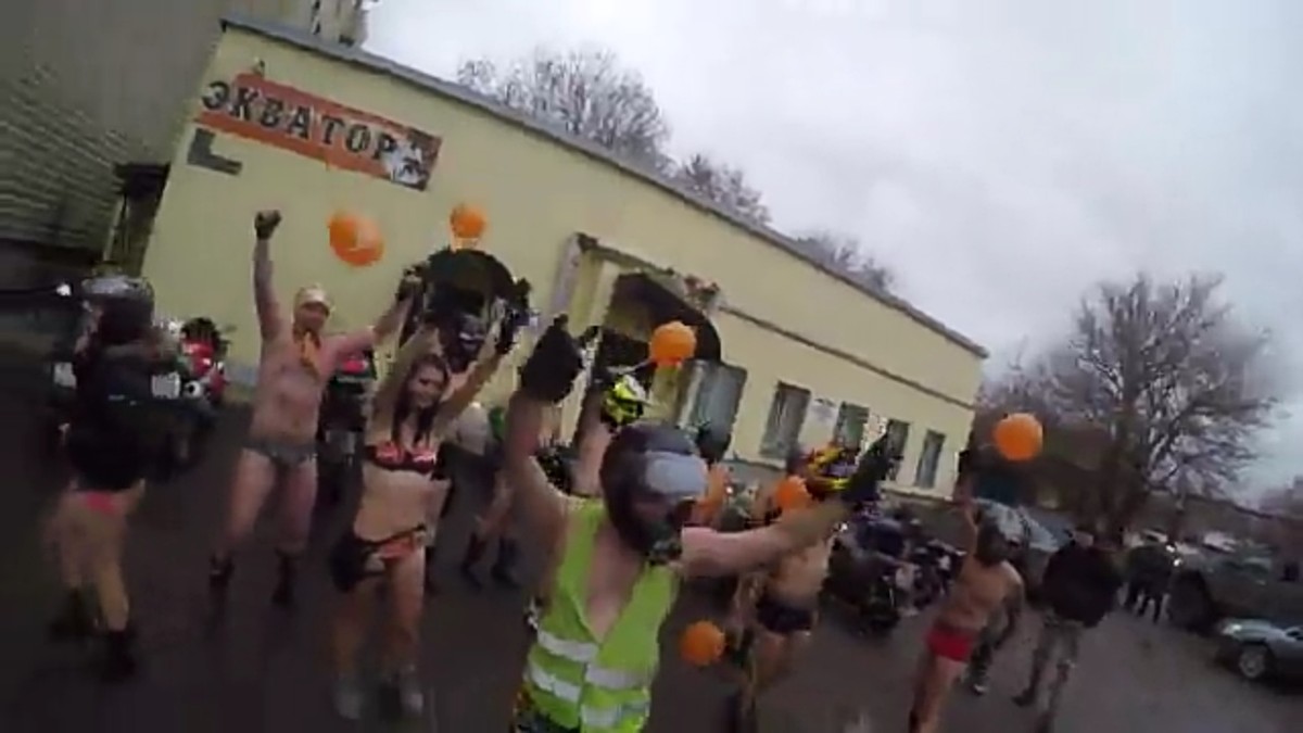 Владимирские байкеры устроили “голый заезд” на мотоциклах по улицам города