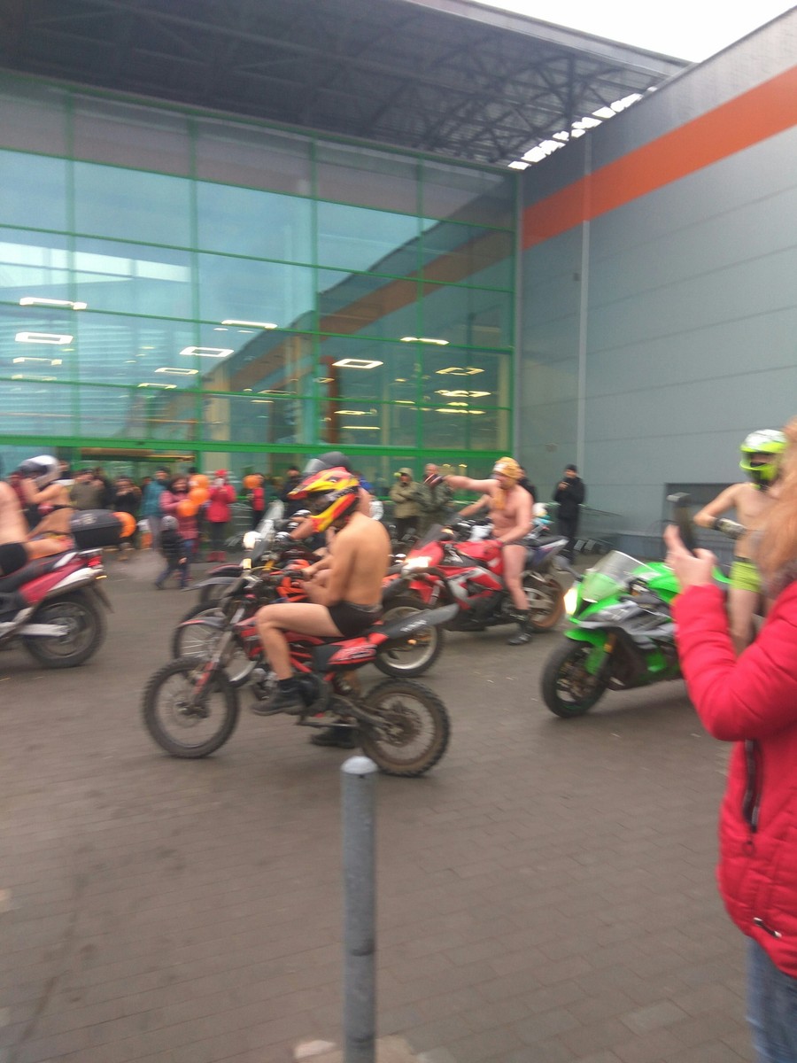 Владимирские байкеры устроили “голый заезд” на мотоциклах по улицам города