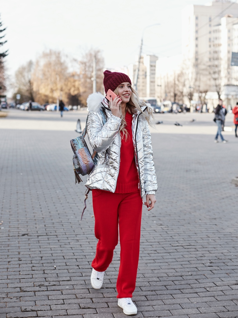 Специально для читателей “Ключ-Медиа” визажист Елизавета Фандо, стилист Юлия Соловьева и фотограф Алена Лазарева выбрали базовые городские образы для современной девушки