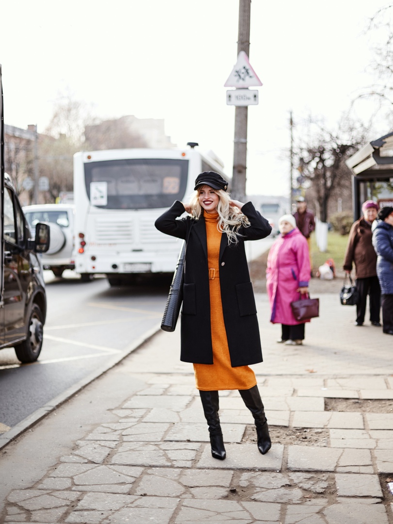 Специально для читателей “Ключ-Медиа” визажист Елизавета Фандо, стилист Юлия Соловьева и фотограф Алена Лазарева выбрали базовые городские образы для современной девушки