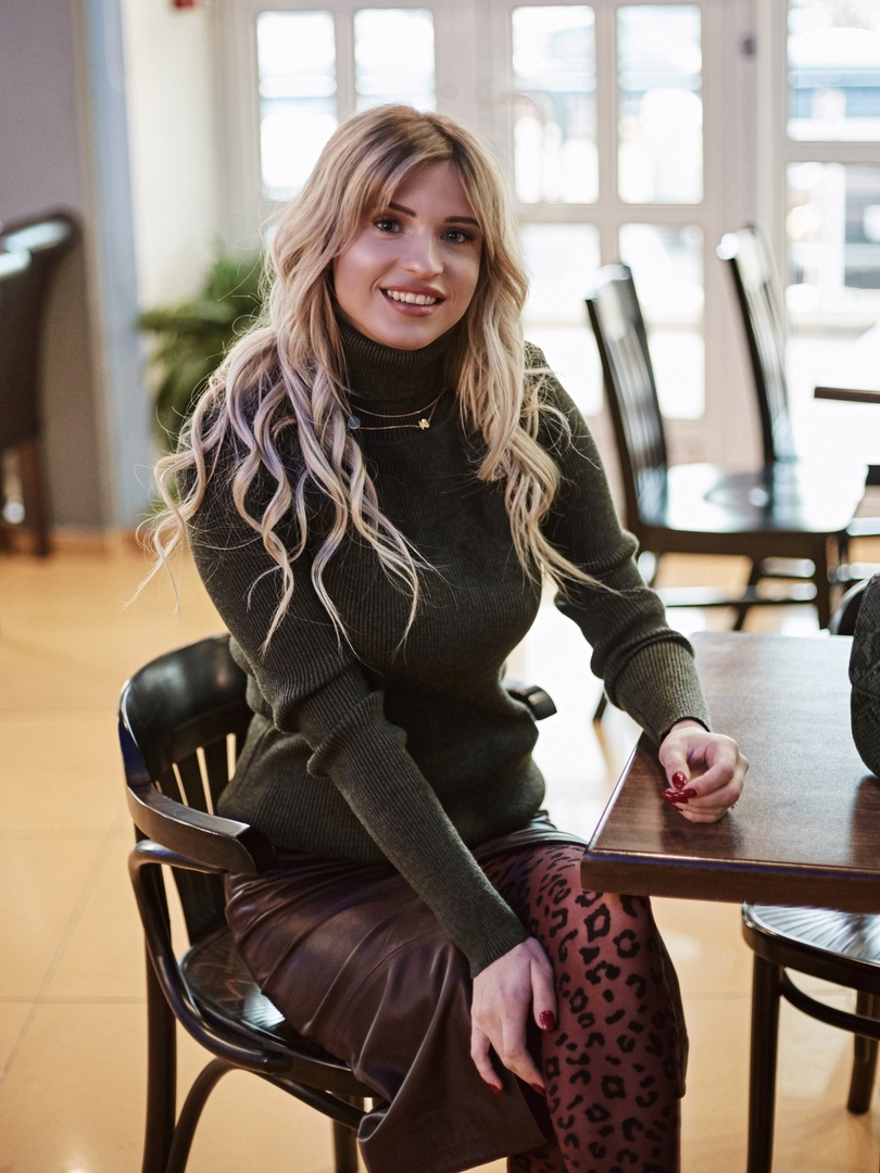 Специально для читателей “Ключ-Медиа” визажист Елизавета Фандо, стилист Юлия Соловьева и фотограф Алена Лазарева выбрали базовые городские образы для современной девушки