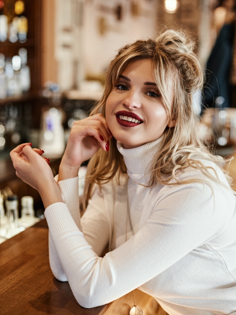 Специально для читателей “Ключ-Медиа” визажист Елизавета Фандо, стилист Юлия Соловьева и фотограф Алена Лазарева выбрали базовые городские образы для современной девушки