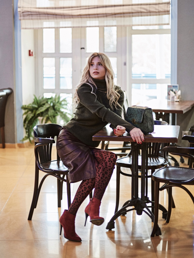 Специально для читателей “Ключ-Медиа” визажист Елизавета Фандо, стилист Юлия Соловьева и фотограф Алена Лазарева выбрали базовые городские образы для современной девушки