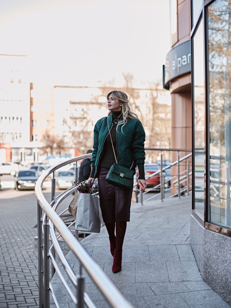 Специально для читателей “Ключ-Медиа” визажист Елизавета Фандо, стилист Юлия Соловьева и фотограф Алена Лазарева выбрали базовые городские образы для современной девушки