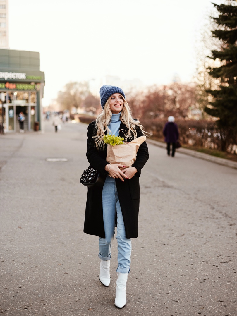 Специально для читателей “Ключ-Медиа” визажист Елизавета Фандо, стилист Юлия Соловьева и фотограф Алена Лазарева выбрали базовые городские образы для современной девушки