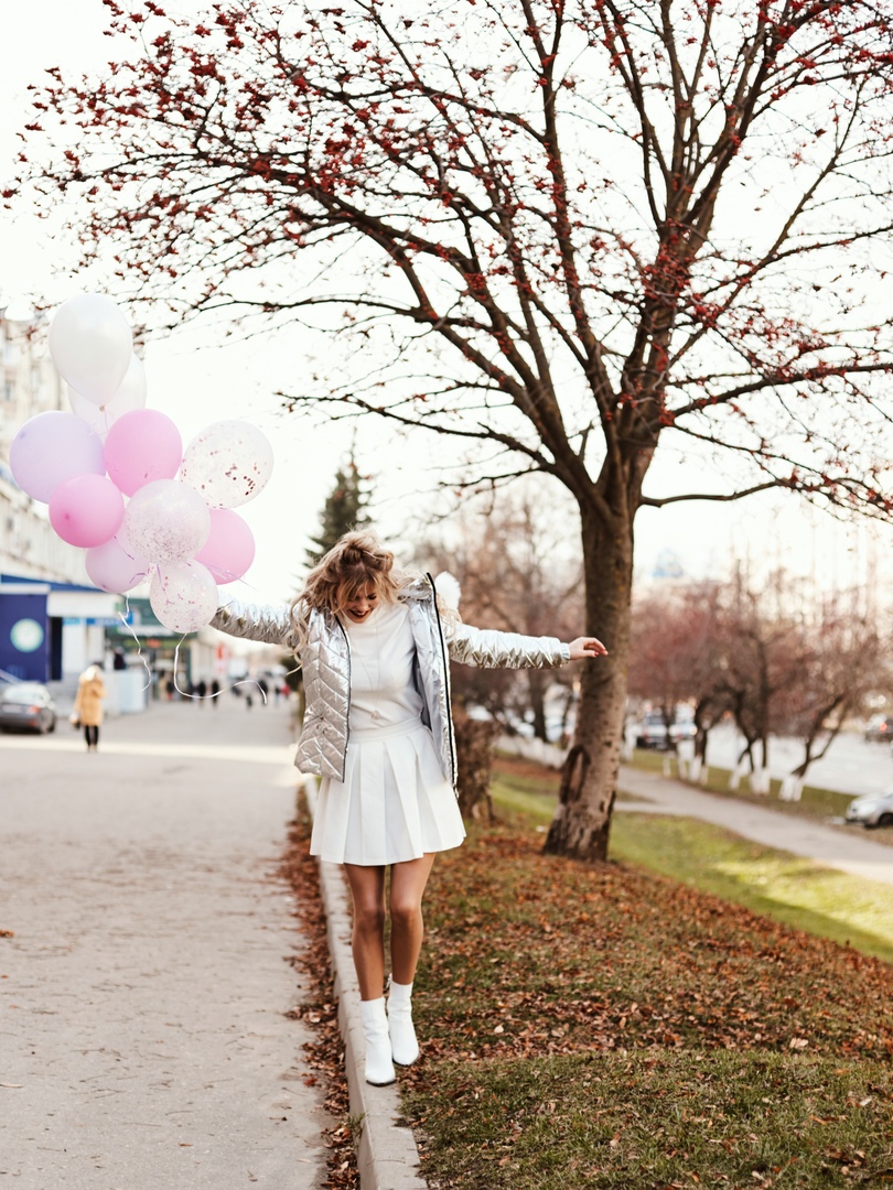 Специально для читателей “Ключ-Медиа” визажист Елизавета Фандо, стилист Юлия Соловьева и фотограф Алена Лазарева выбрали базовые городские образы для современной девушки