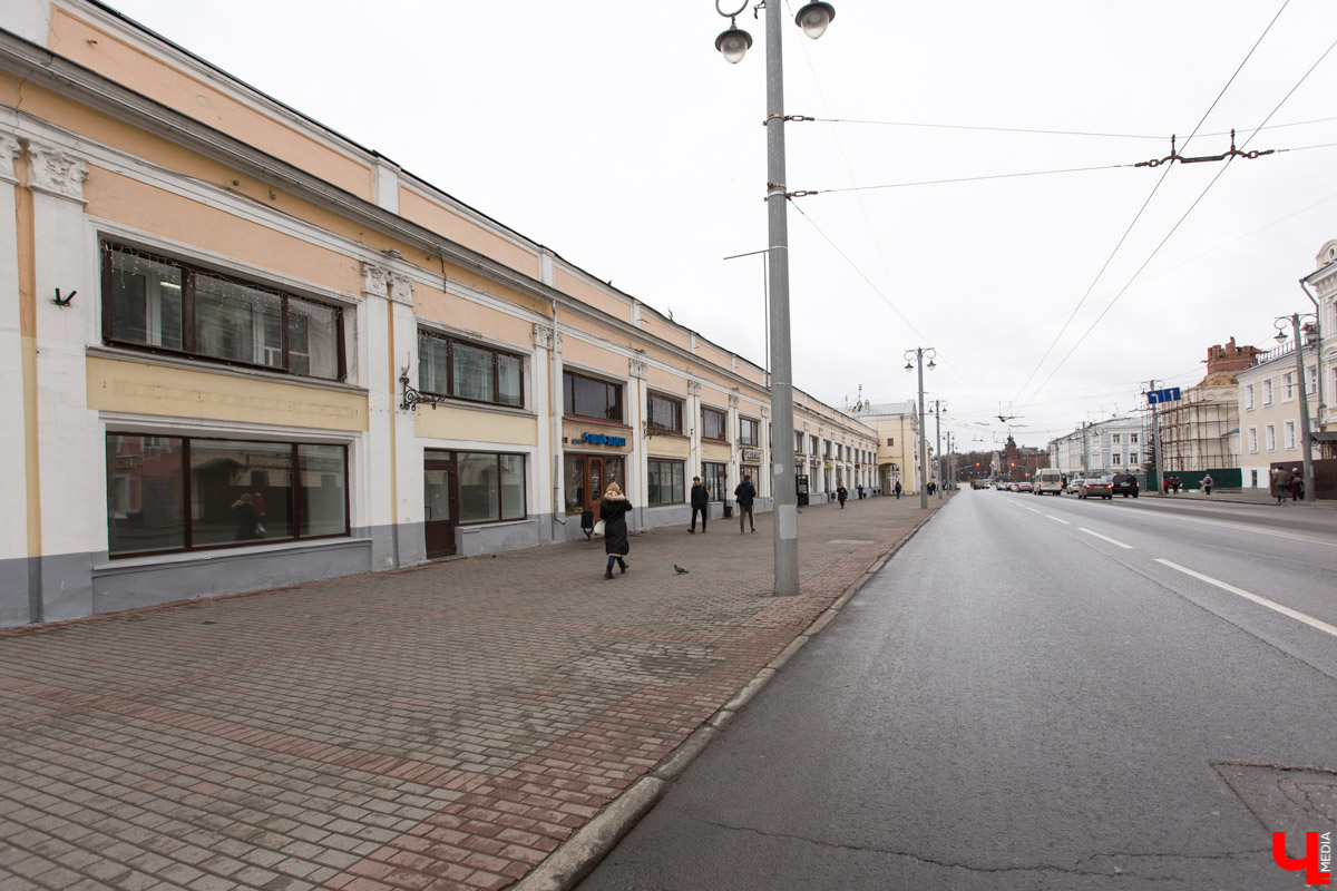 Владимирские Торговые ряды начали строить в 1787 году. И их видоизменение продолжается до сих пор. Как менялся облик знакомого всем горожанам здания