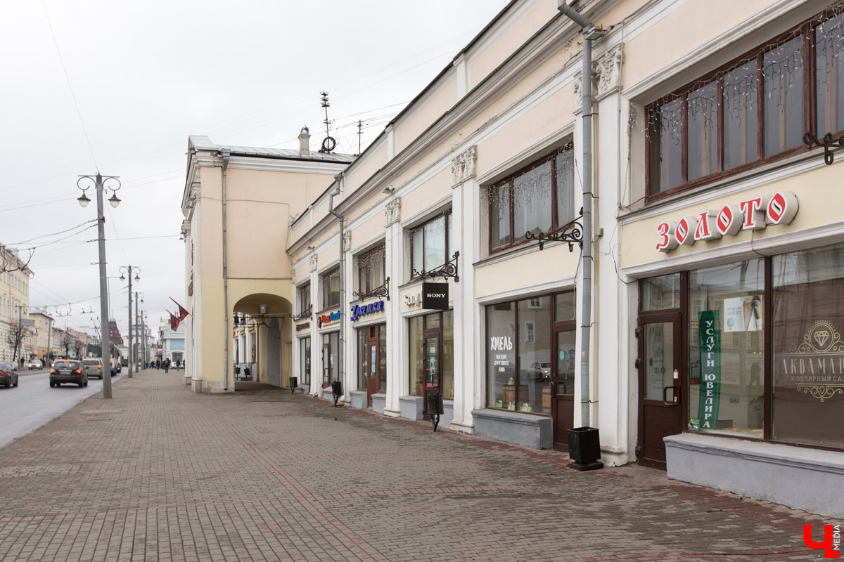 Владимирские Торговые ряды начали строить в 1787 году. И их видоизменение продолжается до сих пор. Как менялся облик знакомого всем горожанам здания