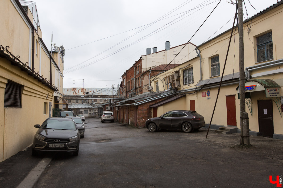 Владимирские Торговые ряды начали строить в 1787 году. И их видоизменение продолжается до сих пор. Как менялся облик знакомого всем горожанам здания