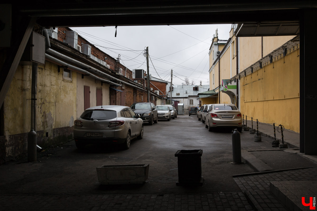 Владимирские Торговые ряды начали строить в 1787 году. И их видоизменение продолжается до сих пор. Как менялся облик знакомого всем горожанам здания