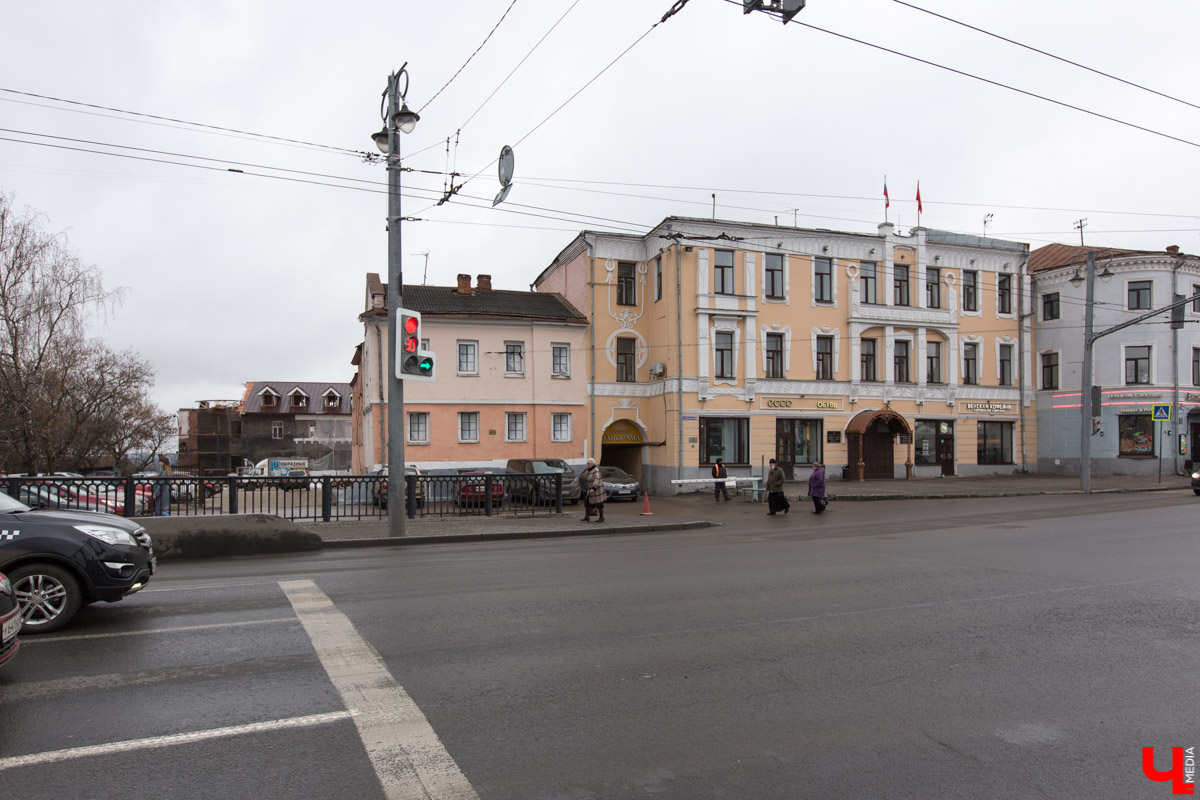 Владимирские Торговые ряды начали строить в 1787 году. И их видоизменение продолжается до сих пор. Как менялся облик знакомого всем горожанам здания