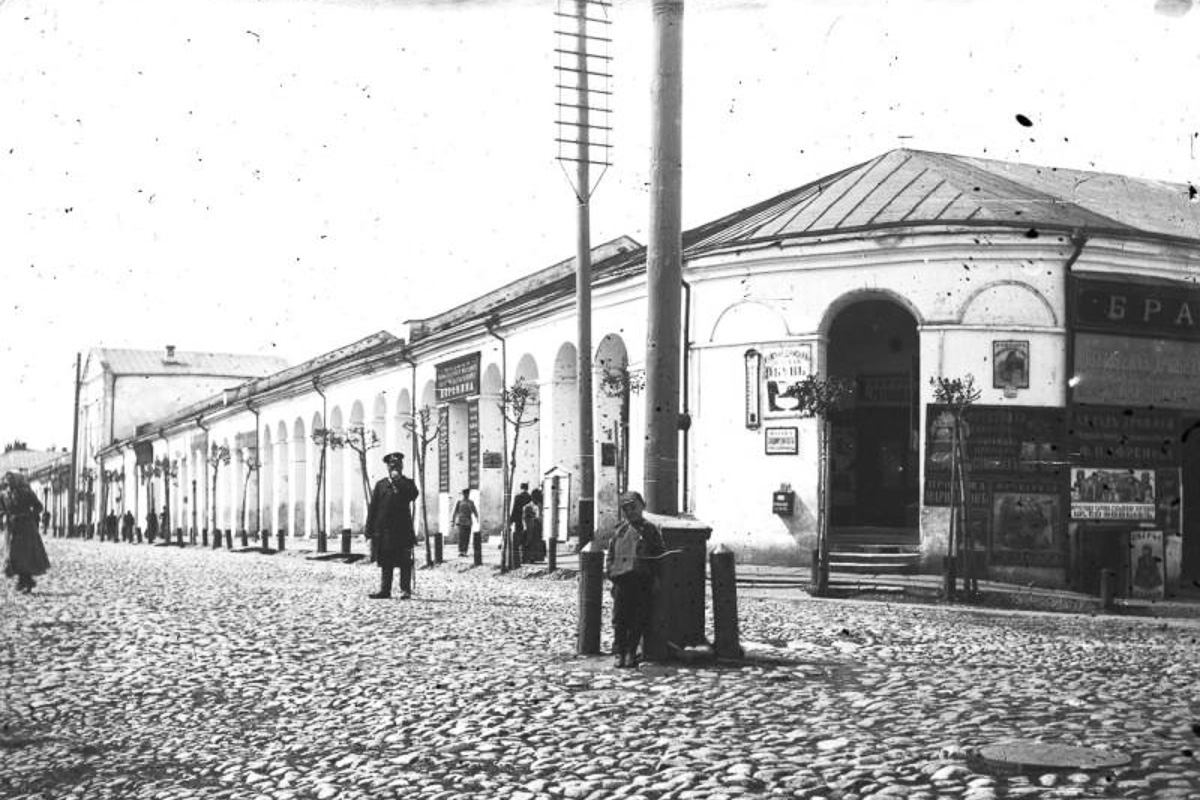 Владимирские Торговые ряды начали строить в 1787 году. И их видоизменение продолжается до сих пор. Как менялся облик знакомого всем горожанам здания