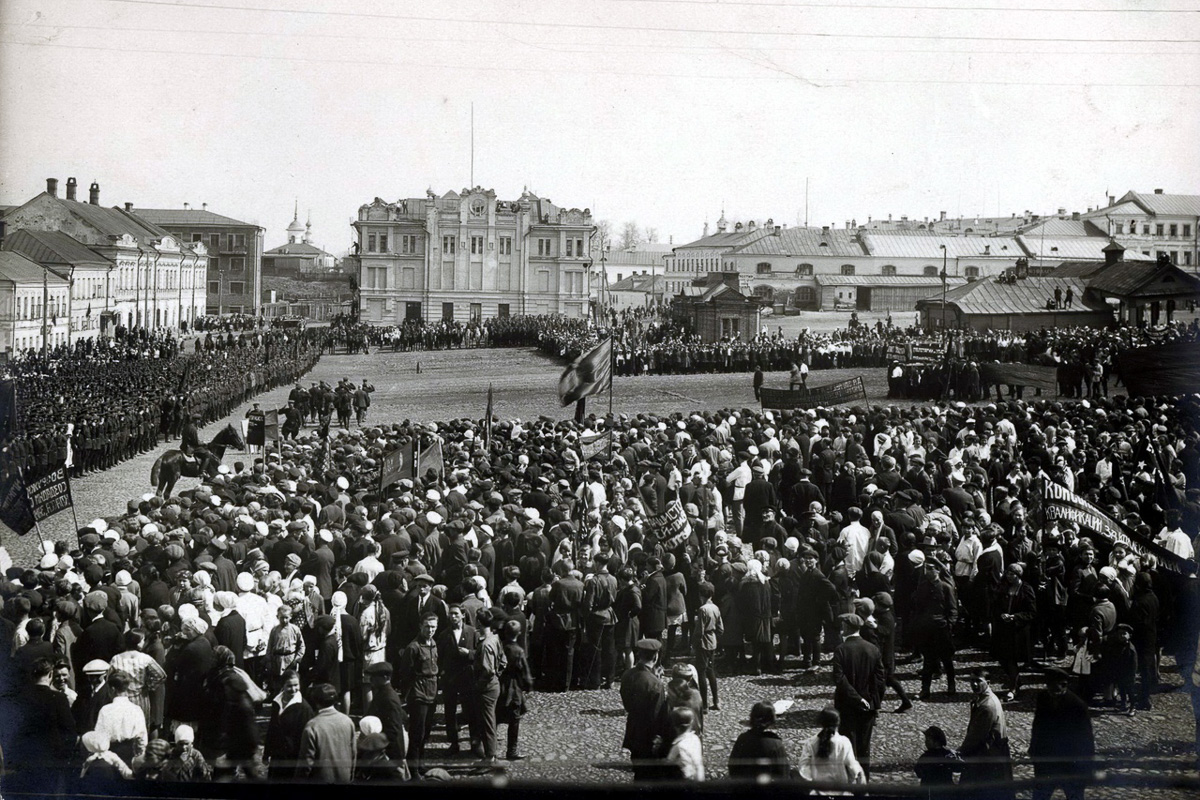 Владимирские Торговые ряды начали строить в 1787 году. И их видоизменение продолжается до сих пор. Как менялся облик знакомого всем горожанам здания