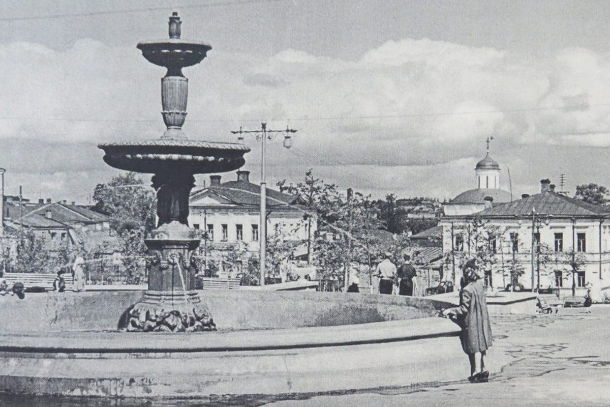 Владимирские Торговые ряды начали строить в 1787 году. И их видоизменение продолжается до сих пор. Как менялся облик знакомого всем горожанам здания