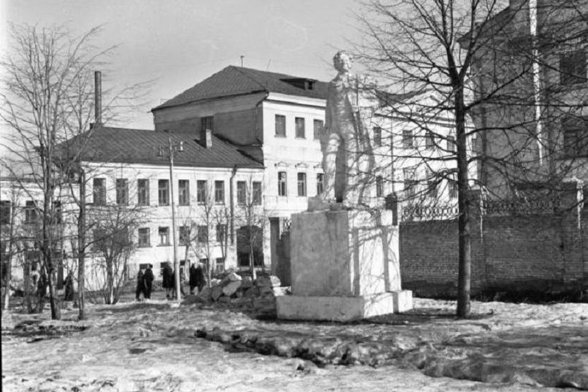 Владимирские Торговые ряды начали строить в 1787 году. И их видоизменение продолжается до сих пор. Как менялся облик знакомого всем горожанам здания