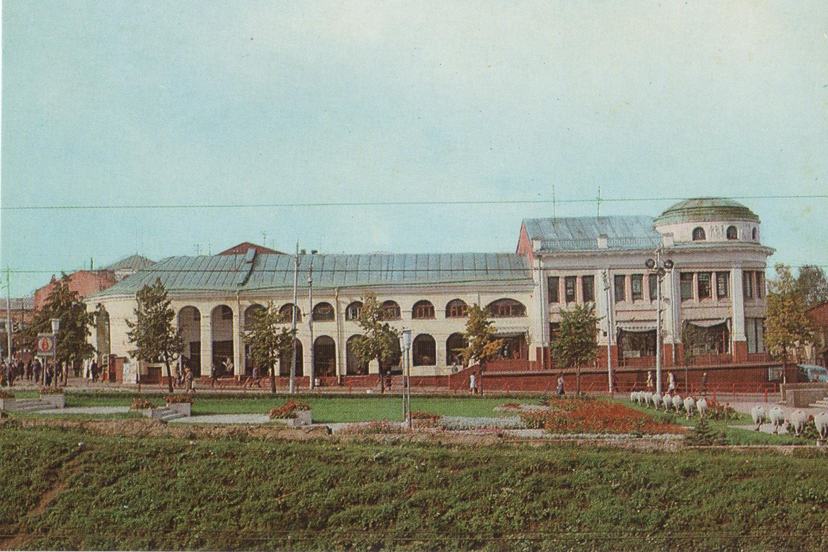 Владимирские Торговые ряды начали строить в 1787 году. И их видоизменение продолжается до сих пор. Как менялся облик знакомого всем горожанам здания