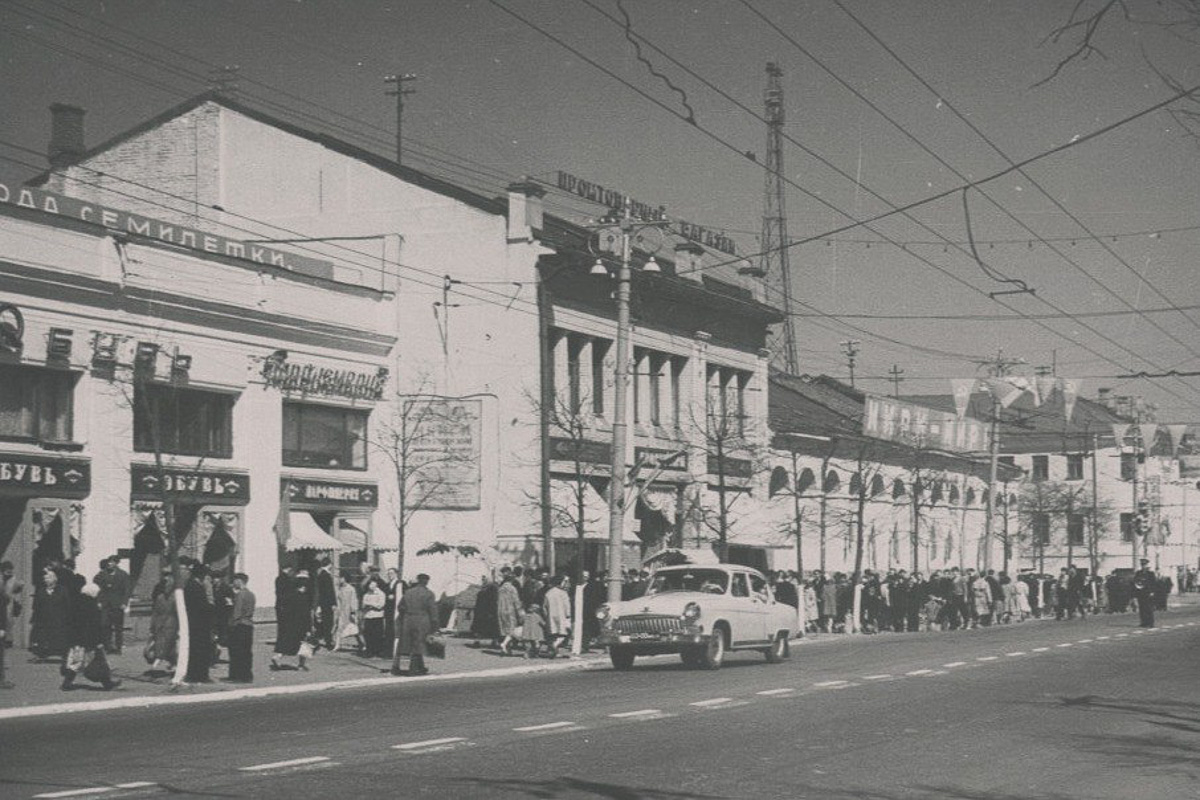 Владимирские Торговые ряды начали строить в 1787 году. И их видоизменение продолжается до сих пор. Как менялся облик знакомого всем горожанам здания