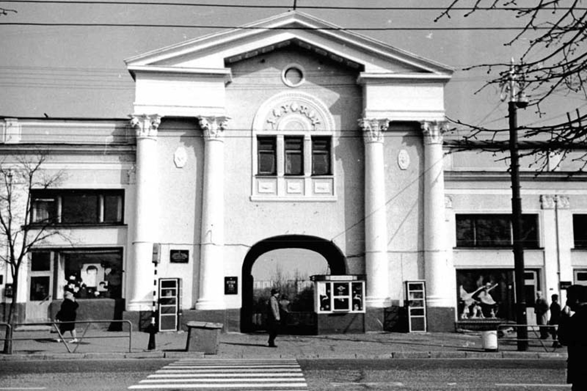 Владимирские Торговые ряды начали строить в 1787 году. И их видоизменение продолжается до сих пор. Как менялся облик знакомого всем горожанам здания