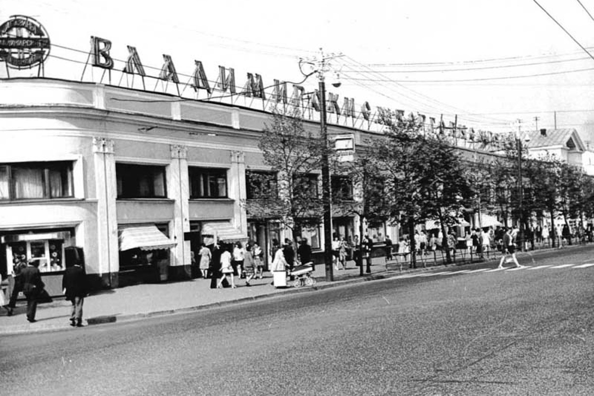 Владимирские Торговые ряды начали строить в 1787 году. И их видоизменение продолжается до сих пор. Как менялся облик знакомого всем горожанам здания