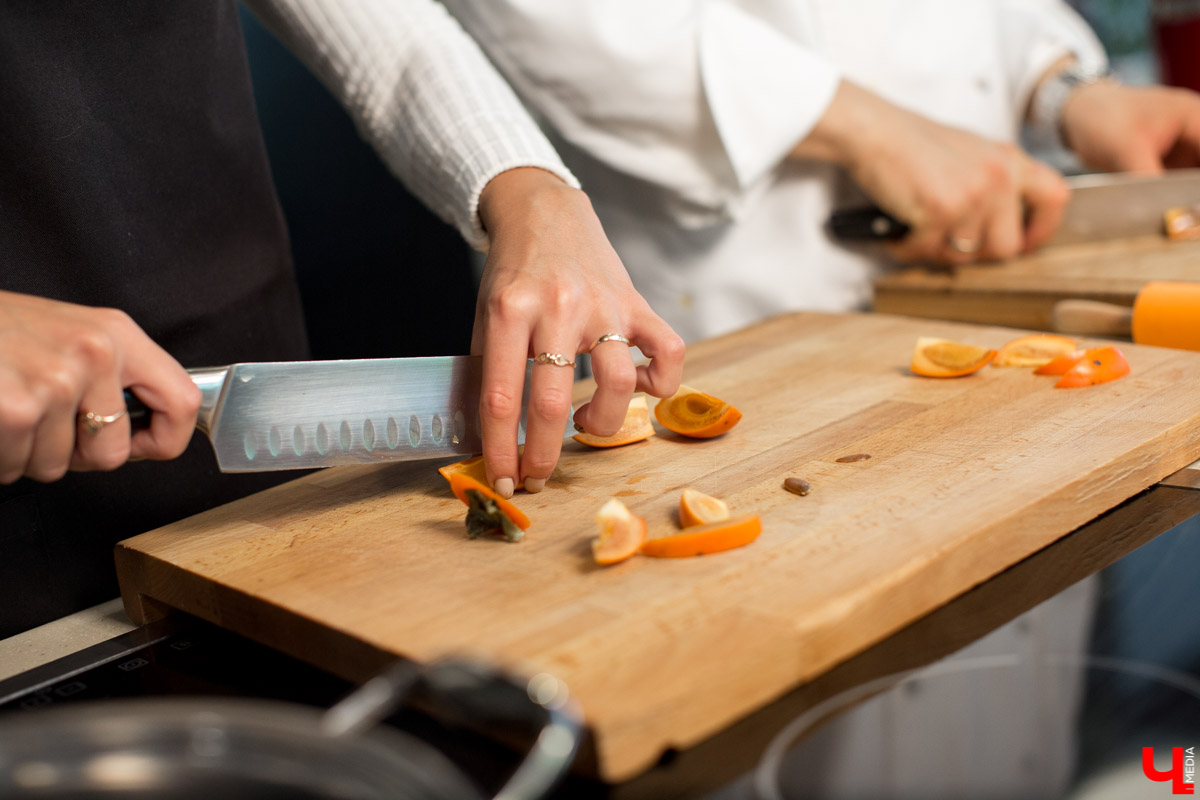 Шеф Дмитрий Орловский научил певицу Дарью Шигину готовить эротический салат, полезный для голосовых связок