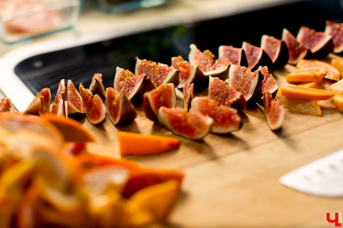 Шеф Дмитрий Орловский научил певицу Дарью Шигину готовить эротический салат, полезный для голосовых связок