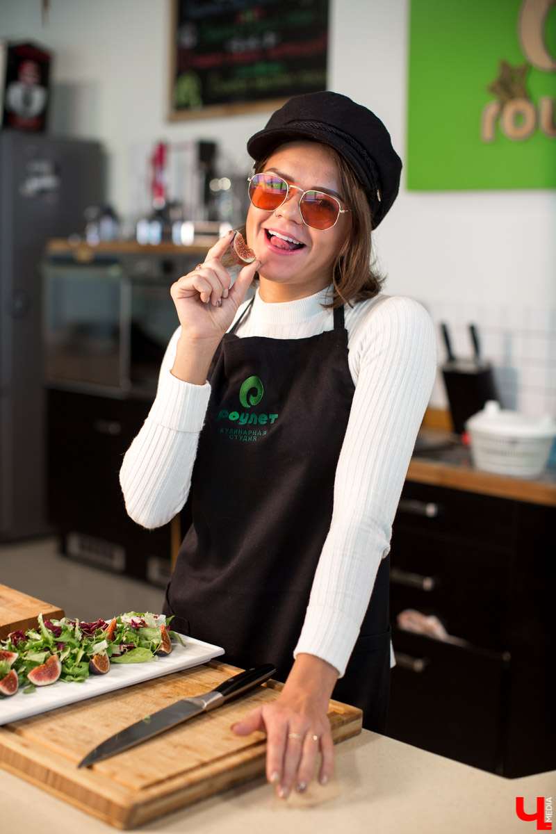 Шеф Дмитрий Орловский научил певицу Дарью Шигину готовить эротический салат, полезный для голосовых связок