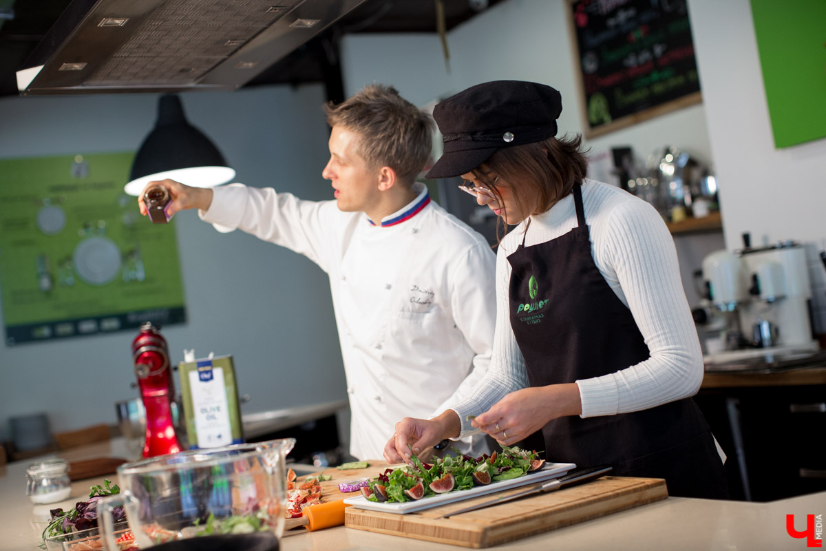 Шеф Дмитрий Орловский научил певицу Дарью Шигину готовить эротический салат, полезный для голосовых связок