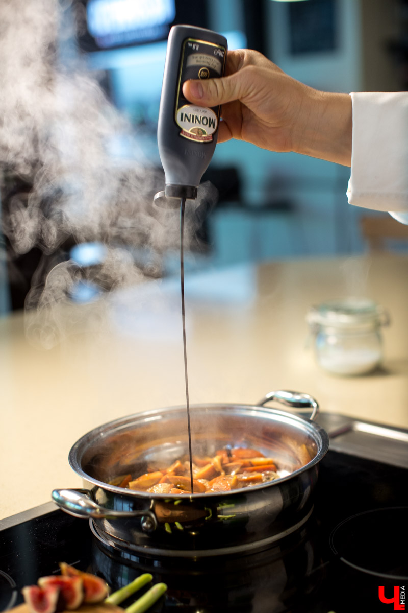 Шеф Дмитрий Орловский научил певицу Дарью Шигину готовить эротический салат, полезный для голосовых связок