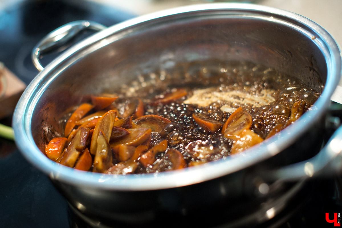 Шеф Дмитрий Орловский научил певицу Дарью Шигину готовить эротический салат, полезный для голосовых связок