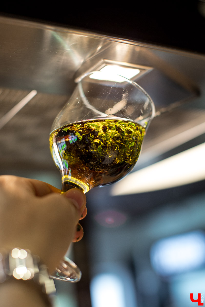 Шеф Дмитрий Орловский научил певицу Дарью Шигину готовить эротический салат, полезный для голосовых связок