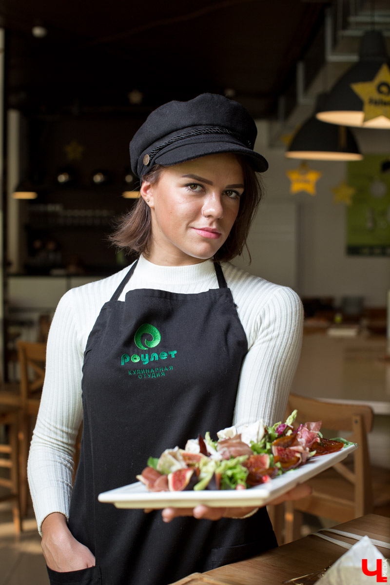 Шеф Дмитрий Орловский научил певицу Дарью Шигину готовить эротический салат, полезный для голосовых связок