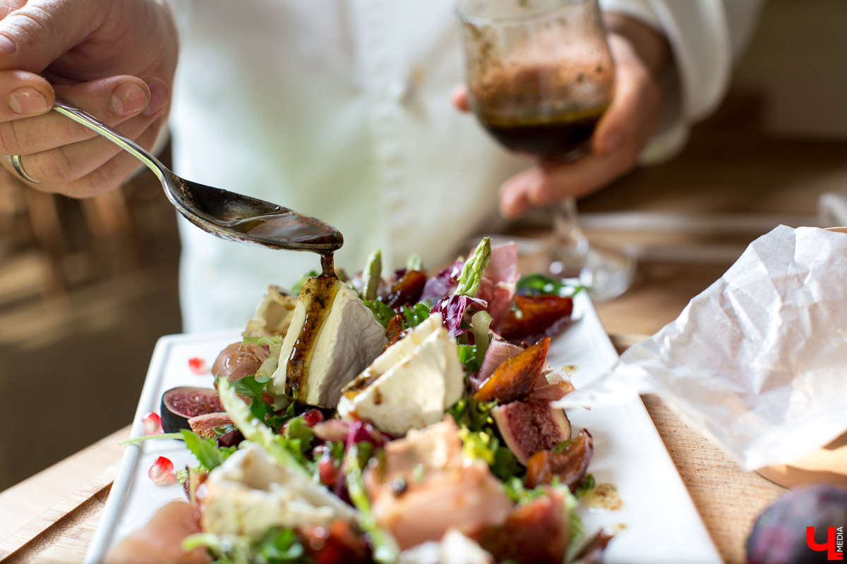 Шеф Дмитрий Орловский научил певицу Дарью Шигину готовить эротический салат, полезный для голосовых связок