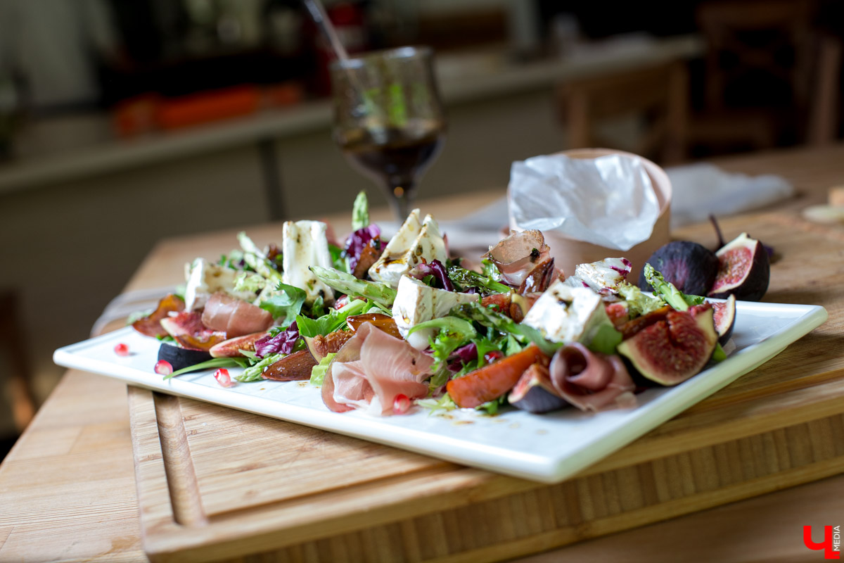 Шеф Дмитрий Орловский научил певицу Дарью Шигину готовить эротический салат, полезный для голосовых связок