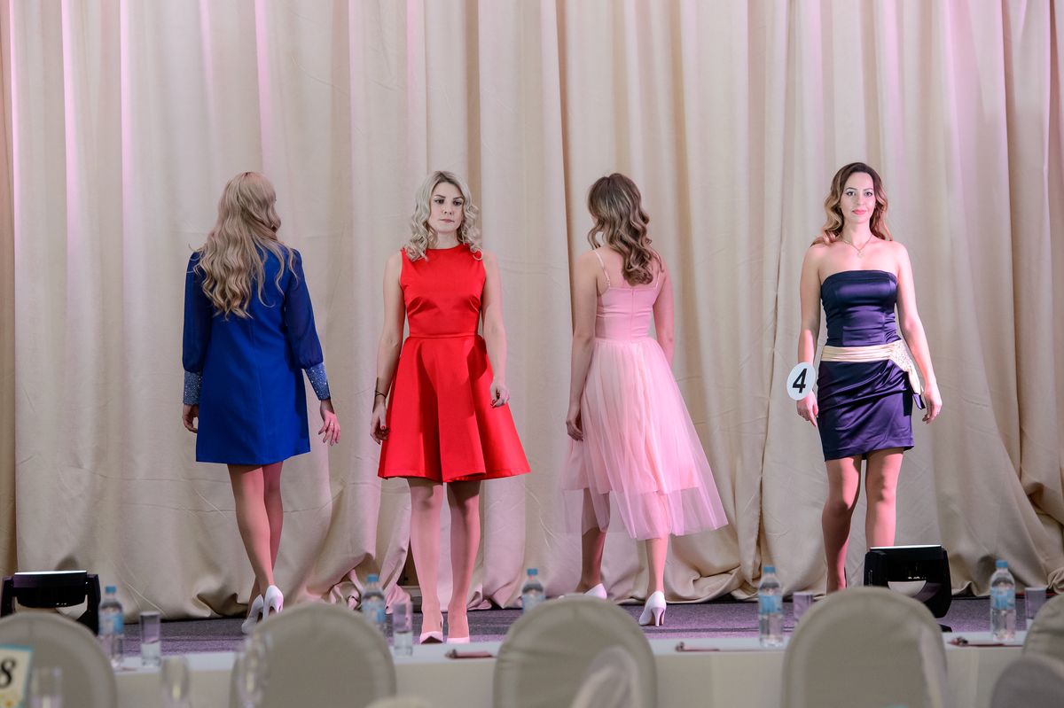 В канун Дня матери в Доброграде прошел финал областного конкурса красоты «Миссис Владимирская земля-2018». Среди семи участниц были разыграны призы в нескольких номинациях, но корону самой красивой замужней дамы получила жительница столицы региона Элона Ильина