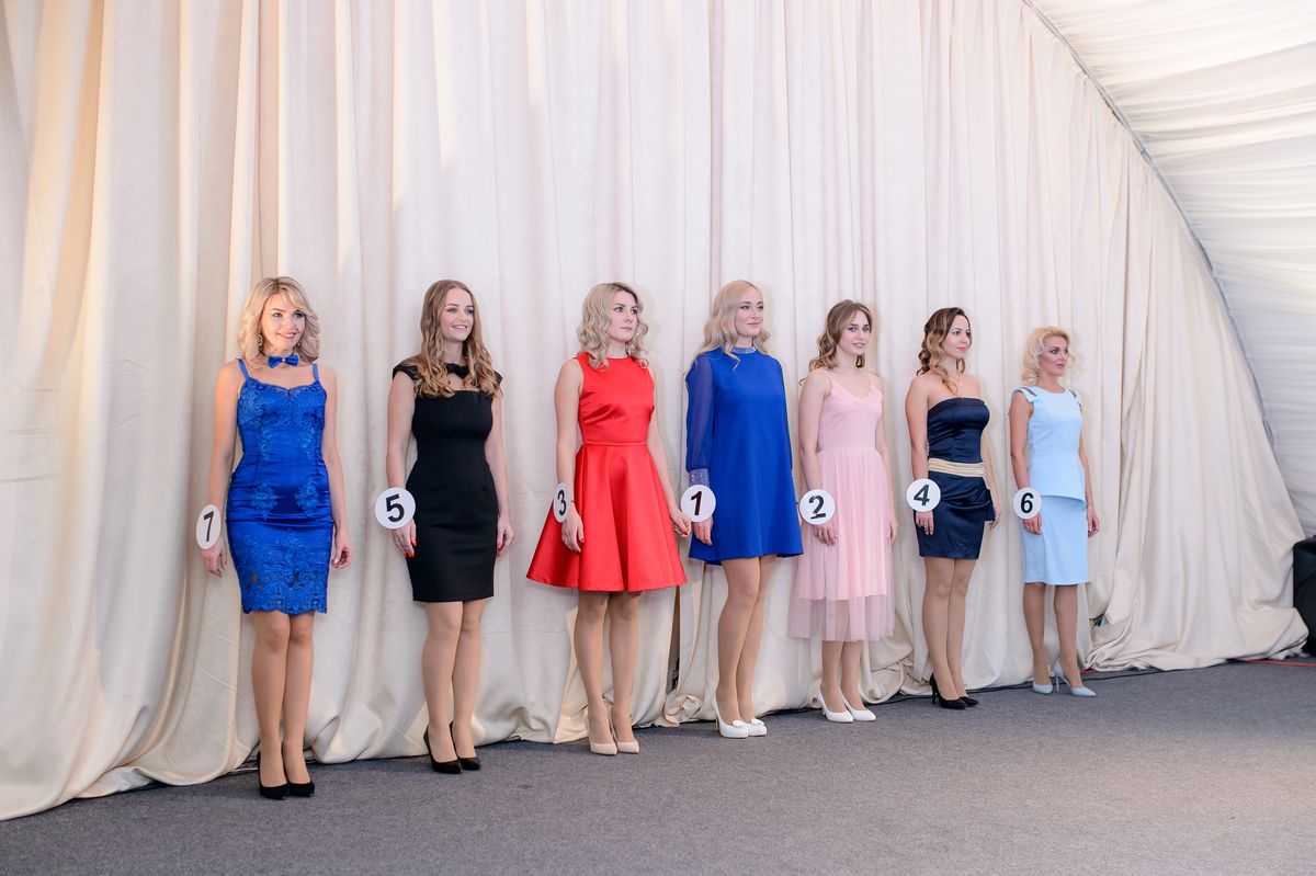 В канун Дня матери в Доброграде прошел финал областного конкурса красоты «Миссис Владимирская земля-2018». Среди семи участниц были разыграны призы в нескольких номинациях, но корону самой красивой замужней дамы получила жительница столицы региона Элона Ильина